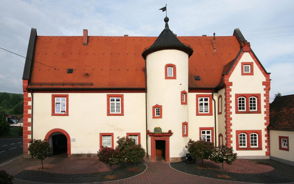 Aus einem Text über Wirtheim in dem Band „Historische Stätten in Hessen“ geht hervor, dass sich das Schloss bereits 136...