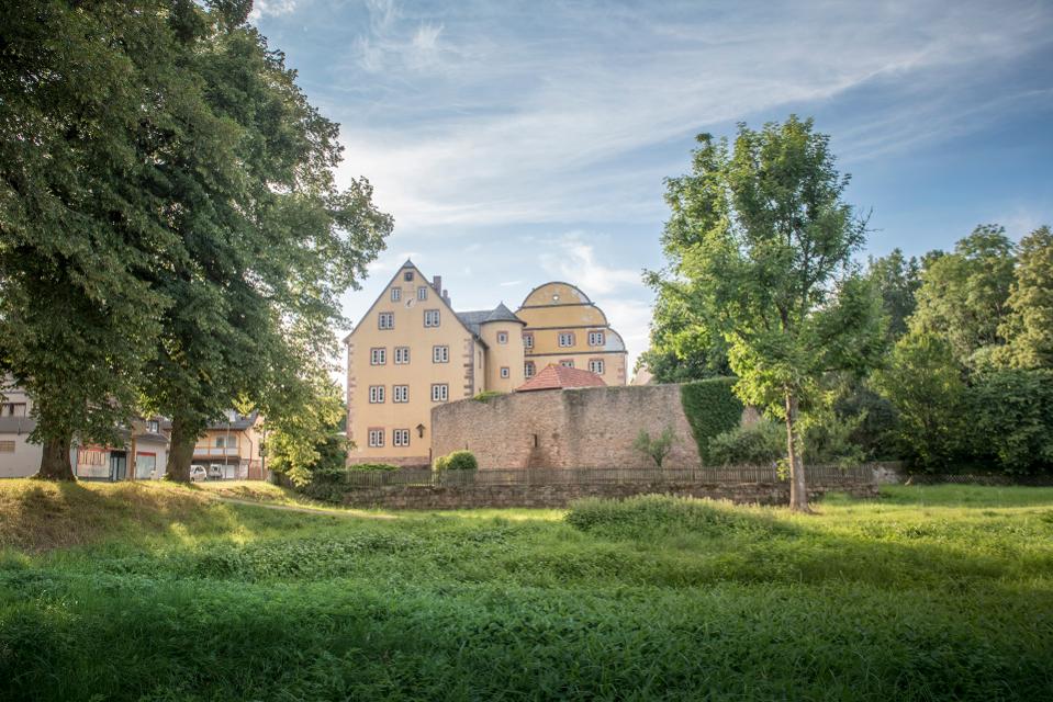 Ehemalige Wasserburg in Burgjoß, die aus dem neunten Jahrhundert stammt. 