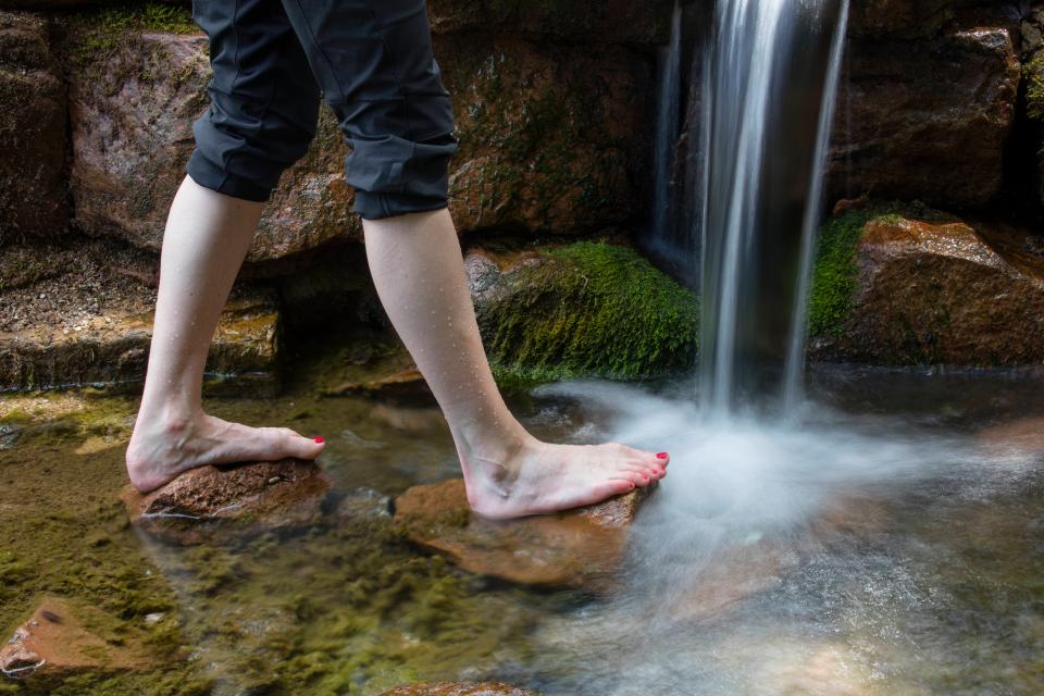 Die Wassertretanlage in Webersfeld bietet Entspannung für deine Füße und Zeit zur Erholung.