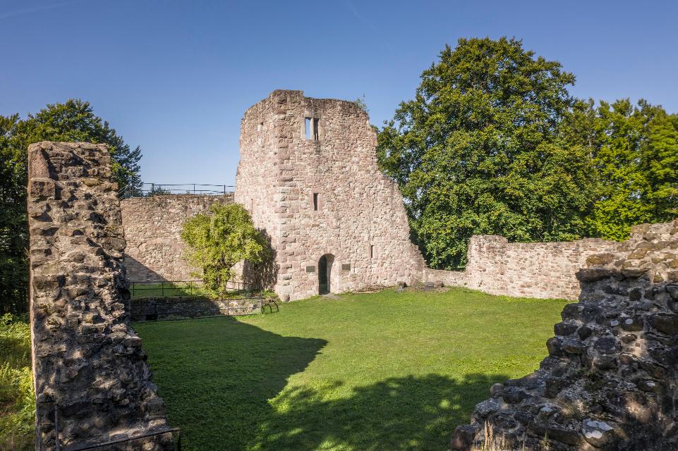 1388 wurde die Burg errichtet und 1509 ließ Ullrich v. Hutten den Geschützturm anbauen. Unterhalb der Burg liegt das Sc...