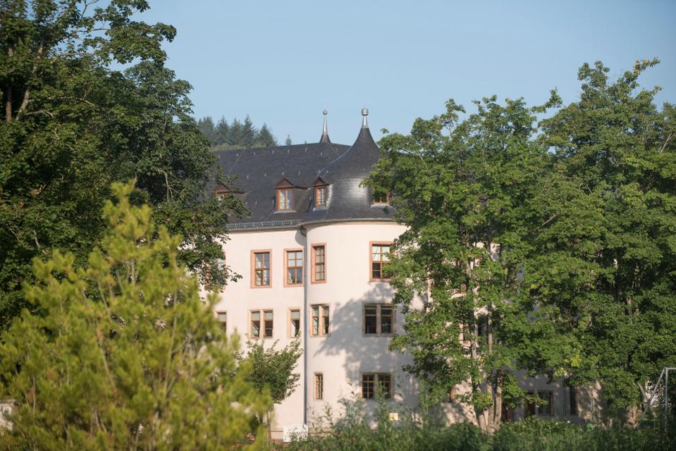 Schloss Wächtersbach ist aus seinem Dornröschenschlaf erwacht und öffnet seine Tore. Das historische, renovierte Schloss im Stadtzentrum Wächtersbach kann kostenfrei bei Führungen besichtigt werden. 