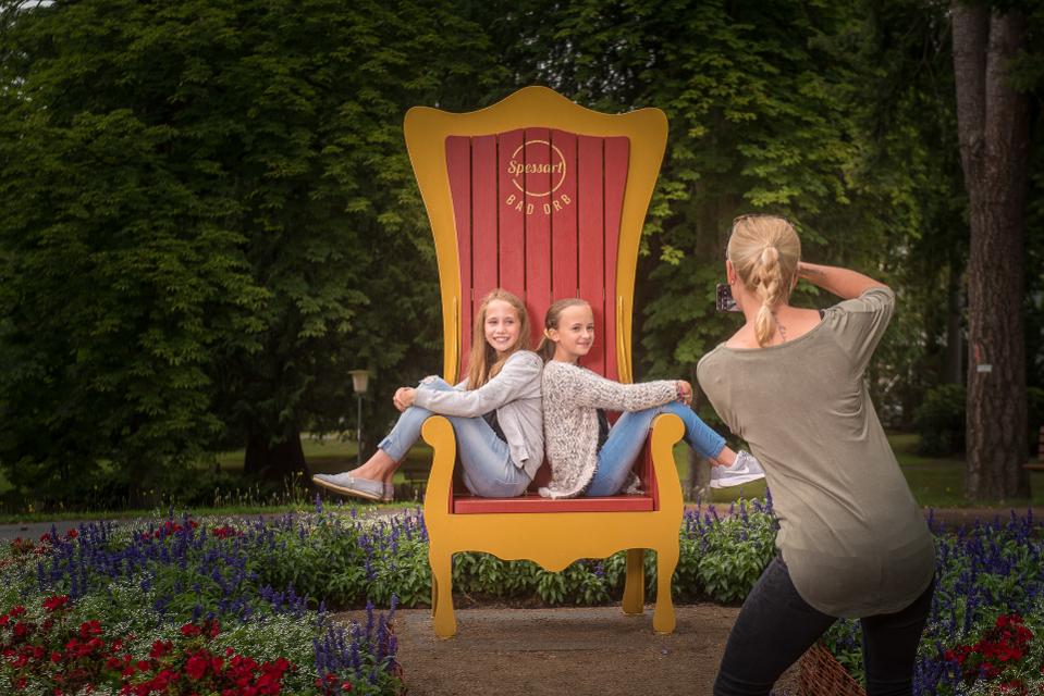 Der Spessart Märchenthron als beliebtes Fotomotiv steht mitten im Kurpark von Bad Orb