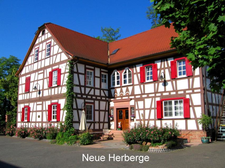 Die Neue Herberge in Gründau - Lieblos  als Fachwerkhaus mit roten Fensterläden
