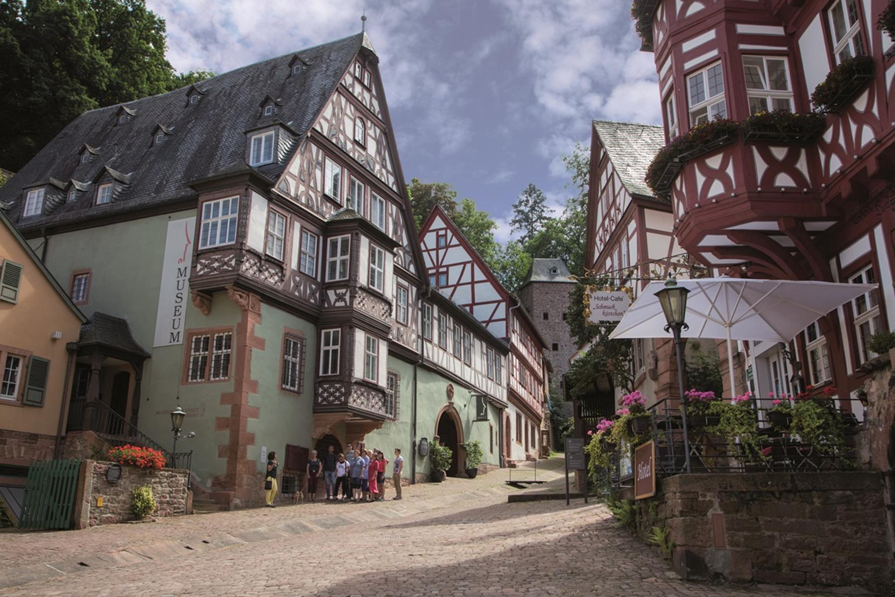 Die mittelalterliche Fachwerkstadt Miltenberg am Main lässt bei einem Tagesausflug keine Langeweile aufkommen. Das ideale Ausflugsziel für Groß und Klein.
