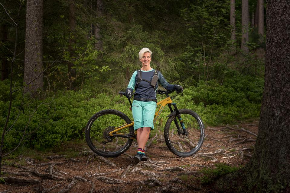 Tanja Sivieri ist leidenschaftliche Mountainbikerin. Besonders gerne fährt sie umgeben vom schönen Spessartwald durch die Region. Tanja Sivieri trägt die Passion fürs Biken in sich und liebt es, ihre Heimatregion auf zwei Rädern zu erkunden.