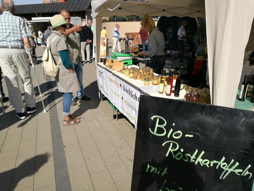 Stände regionaler Vermarktern bieten von April bis Oktober am 1. Sonntag im Monat auf dem “Blauen Platz” in der Innenstadt von Bad Soden allerlei Köstlichkeiten, Handwerkliches und mehr.