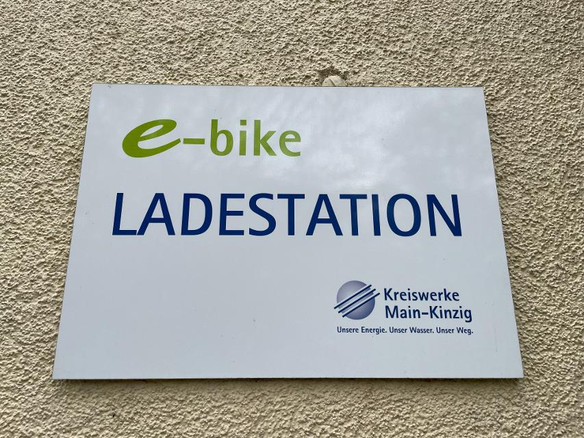 Auch E-Bikes bleiben bei uns nicht auf der Strecke: Gemeinsam mit dem Fachbereich Tourismus des Main-Kinzig-Kreises stellen die Kreiswerke Main-Kinzig im gesamten Kreisgebiet Ladestationen für die Elektrofahrräder auf.