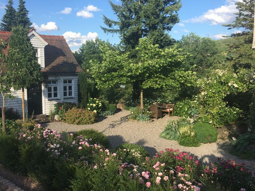 Die „Offene Gartenpforte Hessen“ bietet jedes Jahr an einem Wochenende Gartenkultur zum Anfassen. Am 10. und 11. Juni können wieder viele schöne Gärten in Hessen besucht werden, denn dann öffnen zum 20. Mal private Gärten ihre Pforten für die Öffentlichkeit. So auch der 6000 m² große Garten im Alten Forstamt Sinntal-Altengronau. 