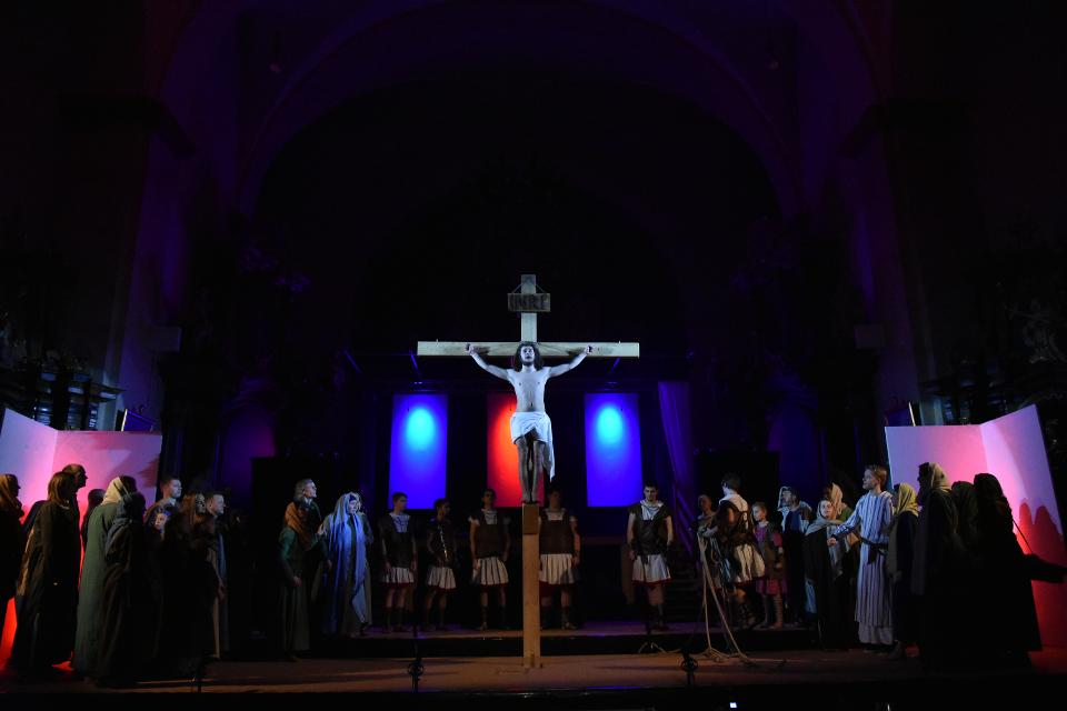 Vom 17. Februar bis 16. März 2024 bringen über 100 Darsteller:innen die Leidensgeschichte Jesu Christi in einer beeindruckenden Inszenierung auf Bühne im einmaligen Ambiente der barocken Klosterkirche Salmünster.