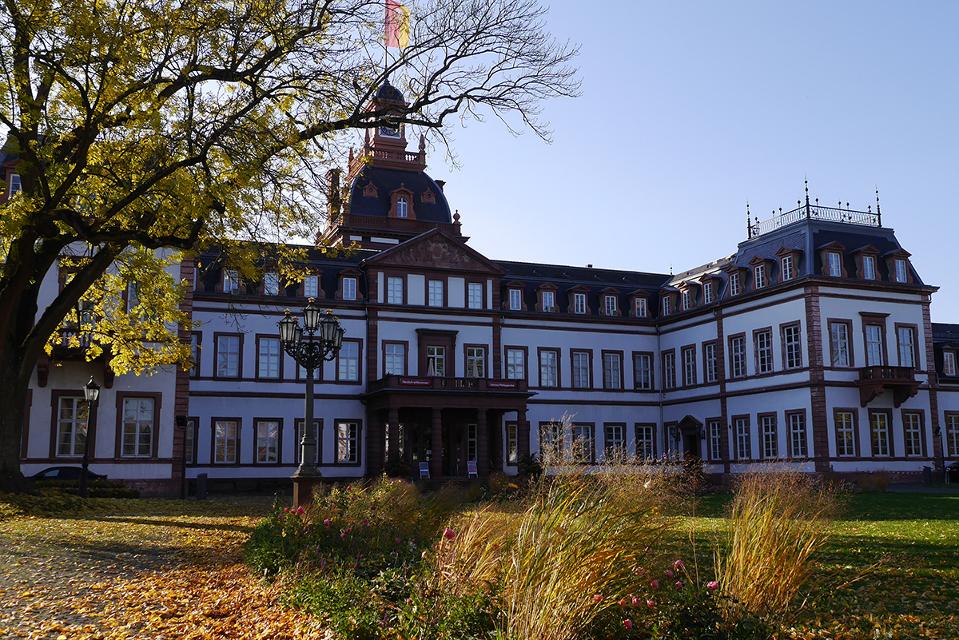 Den Philippsruher Schlosspark von seiner märchenhaften Seite entdecken: Jacob und Wilhelm Grimm begleiten den Spaziergang durch den Schlosspark.
