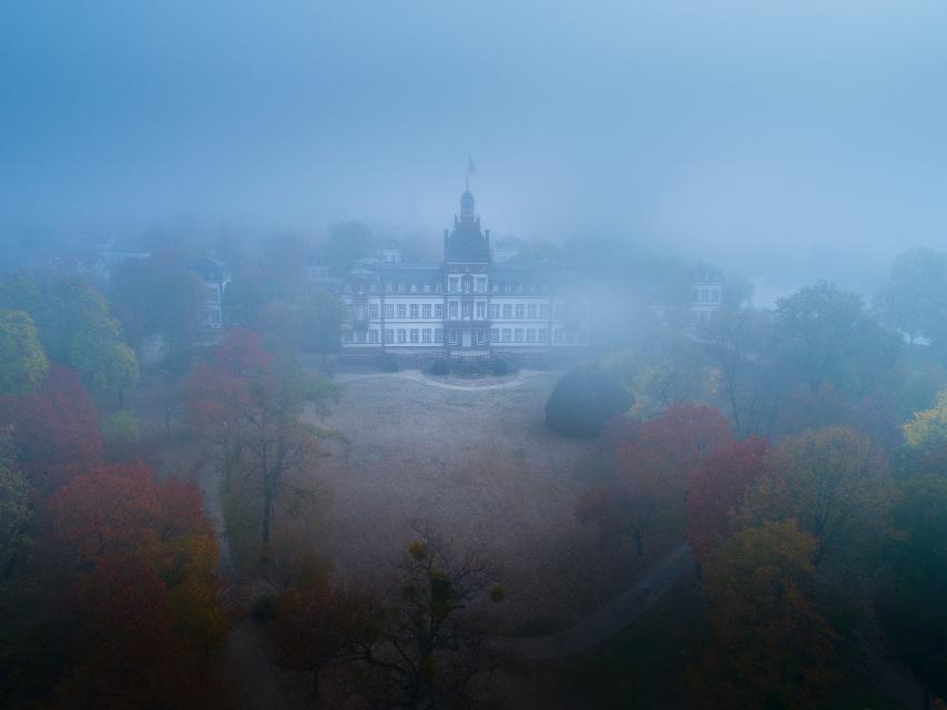 Märchen- und Kulturliebhaber können sich auf einen märchenhaften Winterspaziergang durch den historischen Schlosspark freuen.
                 title=