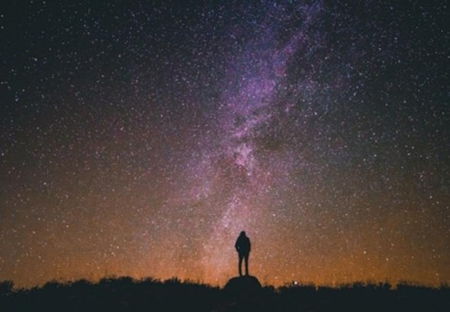 Beim meditativen Gehen unter Sternen, werden die alltäglichen Ablenkungsquellen für Dein Bewusstsein einmal weitgehend ausgeschaltet.