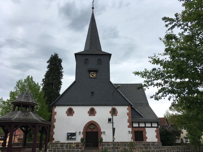 Einen besonderen Kino-Genuss bietet das Kirchenkino in Sinntal-Altengronau, das regelmäßig vom Förderverein zur Erhaltung der Evangelischen Kirche Altengronau e.V. in der Christi-Himmelfahrt-Kirche veranstaltet wird. 