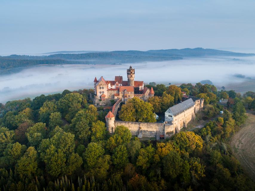 Die Höhenburg aus dem 13. Jahrhundert thront stolz auf einem Basaltsporn zwischen Vogelsberg und Wetterau oberhalb von Altwiedermus, einem Ortsteil der Gemeinde Ronneburg. Die Burg bietet einen fantastischen Veranstaltungsort für einzigarte, mittelalterliche Erlebnisse. Bogenbau und Bo...