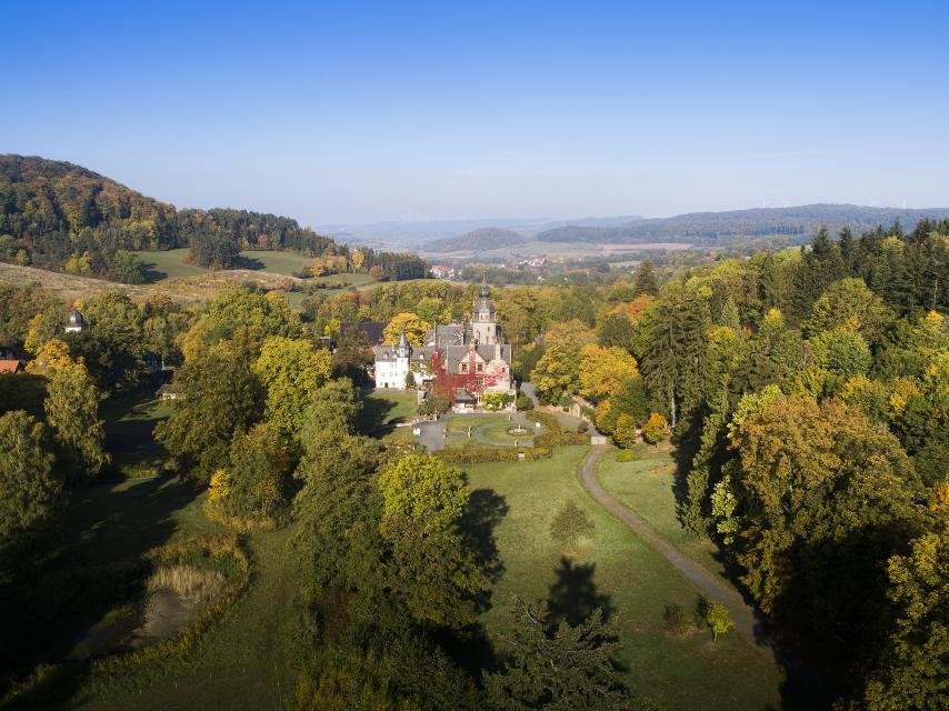 Ganz nach den Ideen und Idealen seines großen Vorbilds Heinrich Fürst von Pükler-Muskau gestaltete der Schlossherr den reizvollen Landschaftspark Ramholz als englischen Landschaftsgarten.