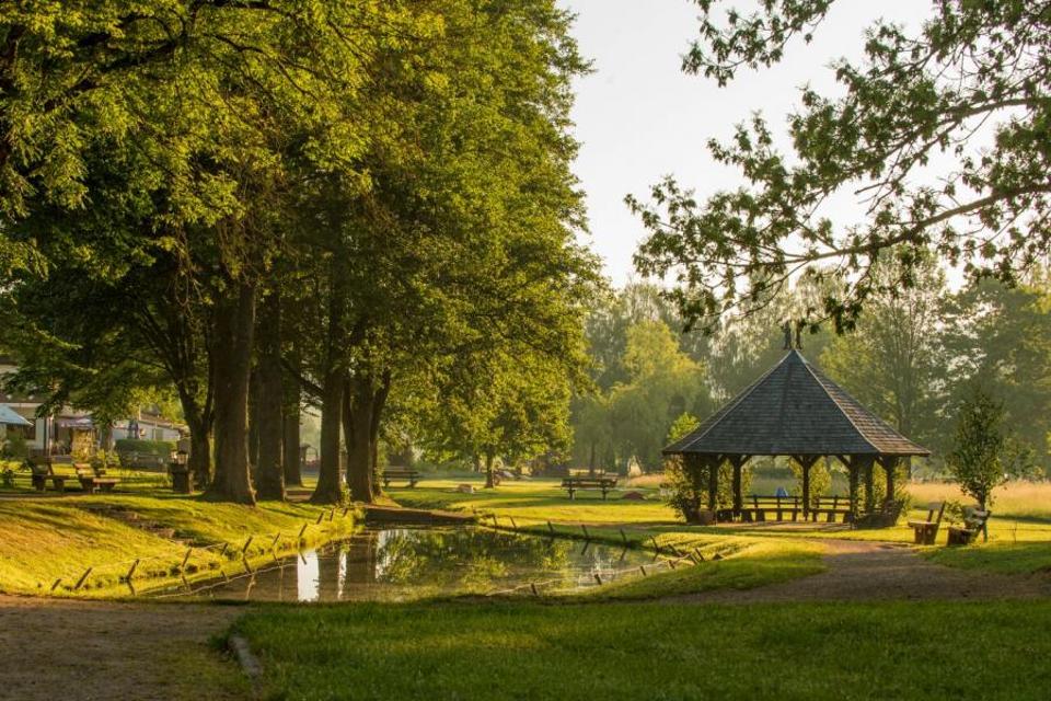 Im Rahmen der Dorferneuerung entstand im und am Burgwiesenpark in Burgjoß unter großem Einsatz der Bürgerschaft ein naturnaher Spiel- und Begegnungsraum für alle Generationen.