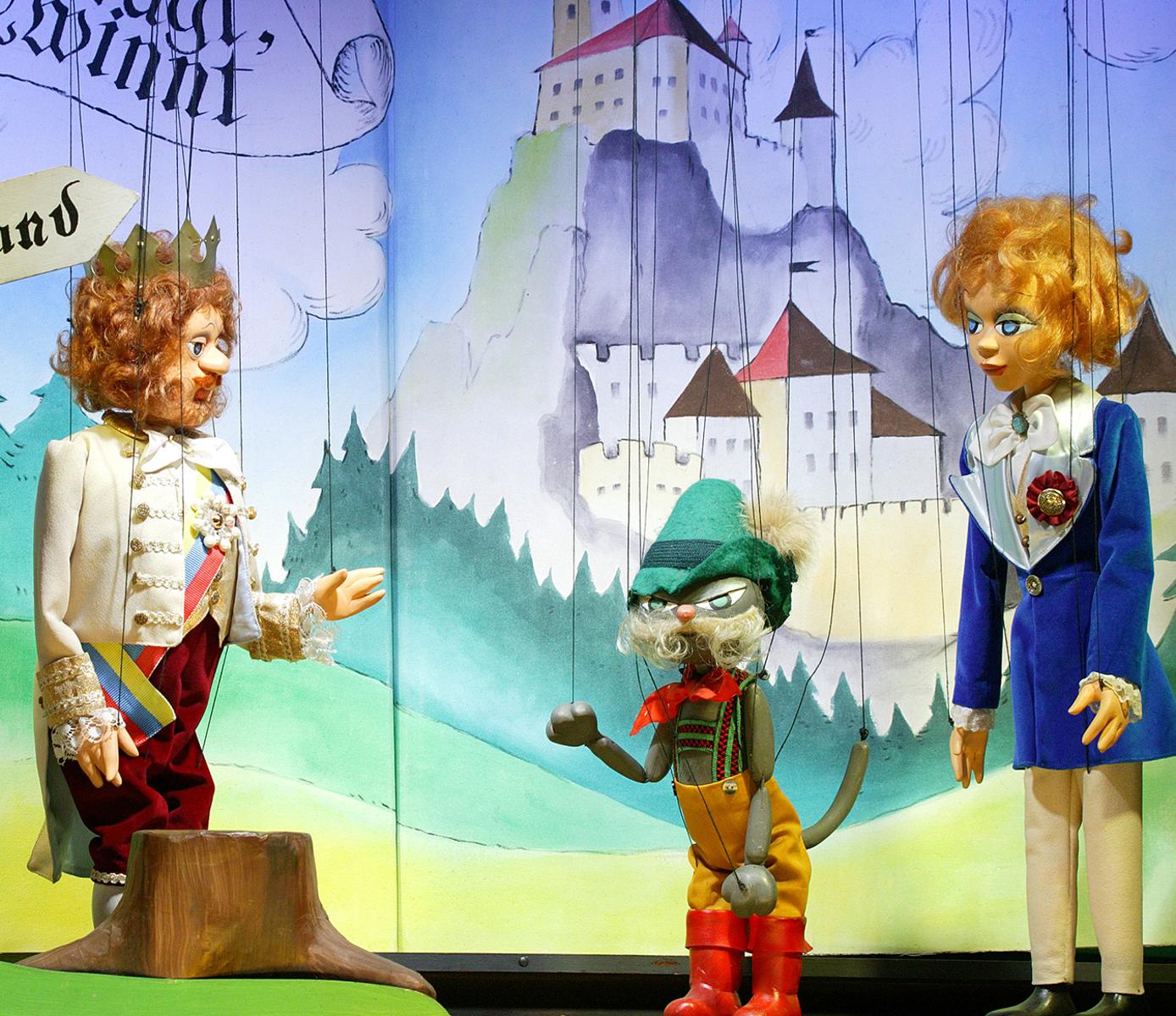 Das Marionettentheater “Die Holzköppe” spielt das beliebte Märchen “Der gestiefelte Kater”  (ab 6 Jahre) 