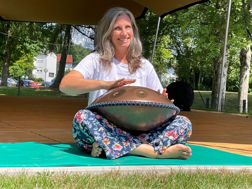 Das meditative Spiel auf der Handpan geht zu Herzen und beruhigt – einfach herrlich im Outdoor-Campus (Kurpark)