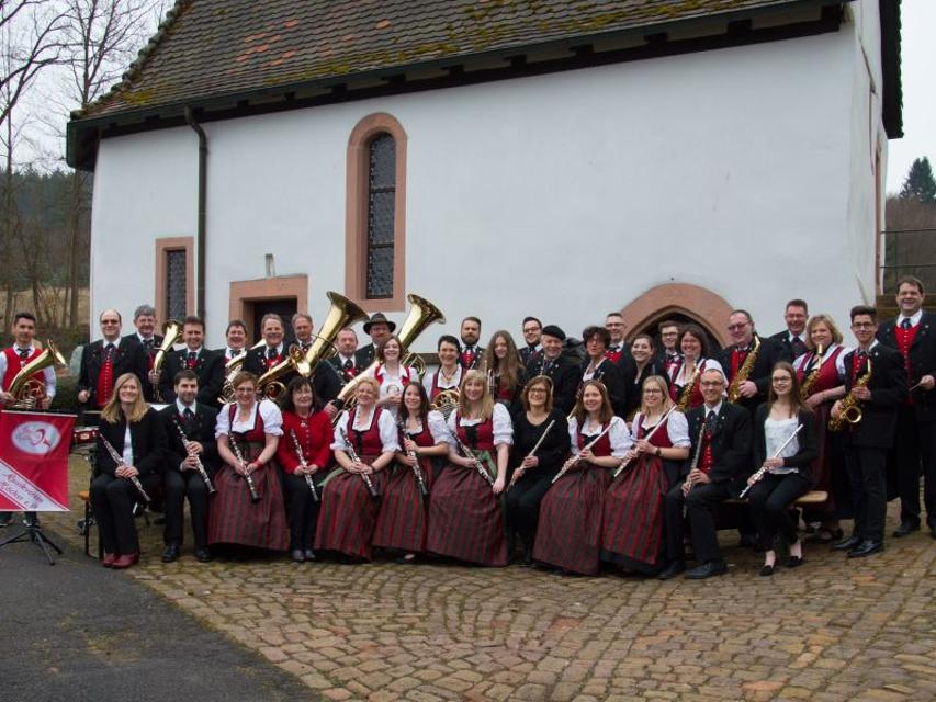Der Musikverein Höchst e. V. mit seinen rund 40 Musikerinnen und Musikern ist musikalisch vielfältig ausgerichtet. Die ausgeglichene sinfonische Besetzung erlaubt des dem Dirigenten, ein breites und buntes Klangspektrum zu entfalten.