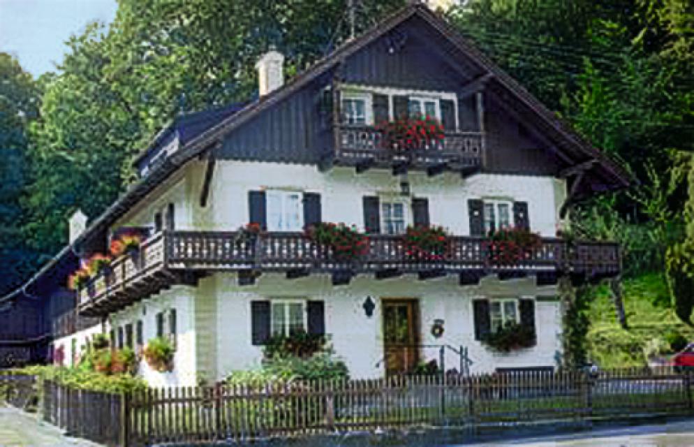 Wir bieten ein schönes Doppel- u. Einzelzimmer mit Balkon u. ein Dreibettzimmer. Zum Schloss Possenhofen, See und zur S-Bahn sind es jeweils nur 5 Gehminuten.