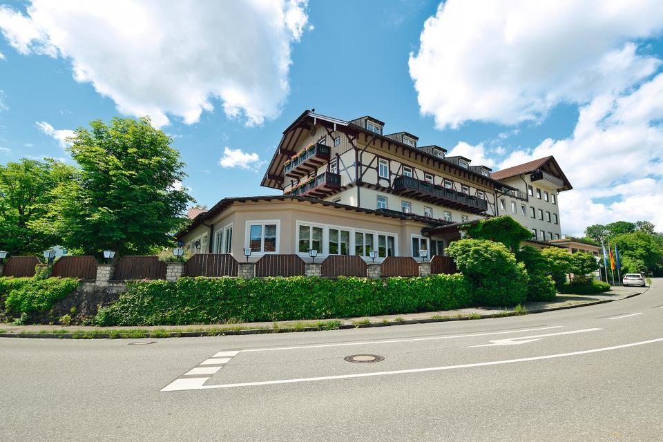 Unser Seeblick, einst der Altwirt genannt, wurde 1891 neu erbaut und wird seit dieser Zeit als Gasthaus und Hotel genutzt.Wir verstehen uns als Familienbetrieb mit langer Tradition, denn seit 80 Jahren ist das Hotel bereits in der dritten Generation im Besitz der Familie Sailer/Lütjohann.