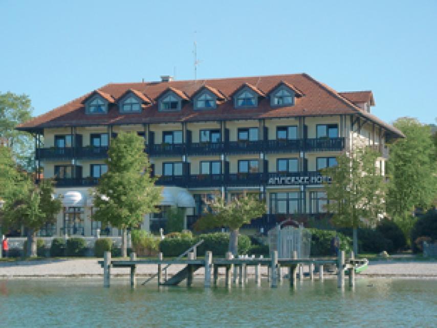 Das Ammersee-Hotel liegt direkt am Ostufer des idyllischen Ammersees, ca. 30 km westlich von München. Direkt an der längsten Uferpromenade Deutschlands erwarten wir unsere Gäste in angenehmen Ambiente. 40 individuelle Zimmer, über die Hälfte davon mit Seeblick, laden zum Verweilen ein.Bei ...