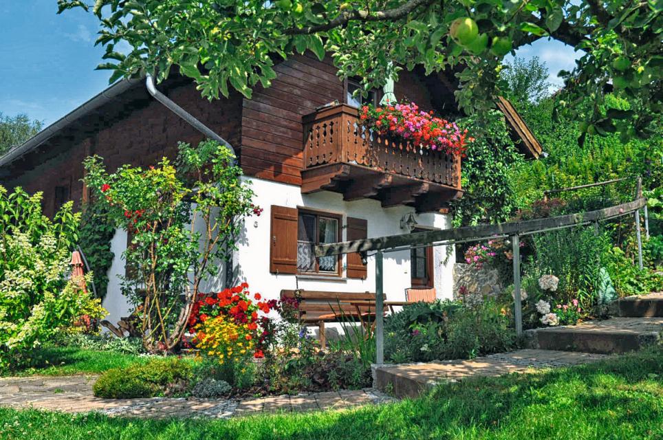 Ruhige, freundliche Ferienwohnung, in einem separaten Ferienhaus, in zentraler Lage in Münsing. Familiäre Atmosphäre. Von Terrasse und Balkon haben Sie einen schönen Blick auf unseren Obstgarten.