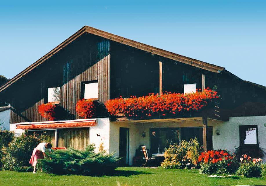 Die Wohnung befindet sich in einem Zweifamilien-Landhaus mit großem Garten in ruhiger Wohngegend.