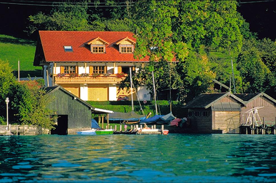 Unser Fischerhof liegt direkt am Ostufer des Starnberger Sees im beschaulichen Fischer- und Villendorf Leoni. Neben unserem 150 Jahre alten Bauernhaus haben wir ein Gästehaus mit einer sehr komfortablen, liebevoll eingerichteten Ferienwohnung g...