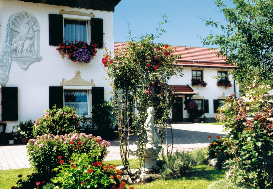 Unsere neugestaltete Ferienwohnung in ruhiger Umgebung, zwischen Ammersee und Starnberger See, lädt ein zum Wohlfühlen in gepflegter, persönlicher Atmosphäre. Genießen Sie die bayerische Gemütlichkeit! Entspannung für die ganze Familie finden Sie in unserem großen Garten mit Blumenterrasse und...