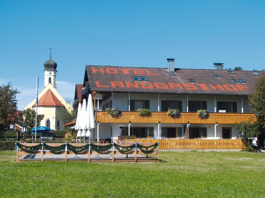 Das Haus liegt am südöstlichen Ufer des Starnberger Sees. Die Zimmer sind im Landhausstil eingerichtet. Dem Hotel ist eine Gaststätte sowie ein Steakhouse angeschlossen.
