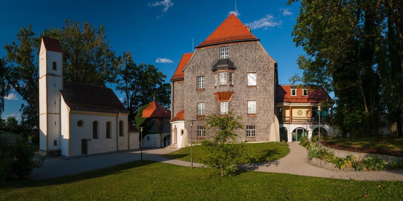 Das um 1520 errichtete Schloss Kempfenhausen besitzt mit seiner großzügigen Außenanlage, seinem alten Baumbestand und der Kapelle ein ganz besonderes und außergewöhnliches Ambiente