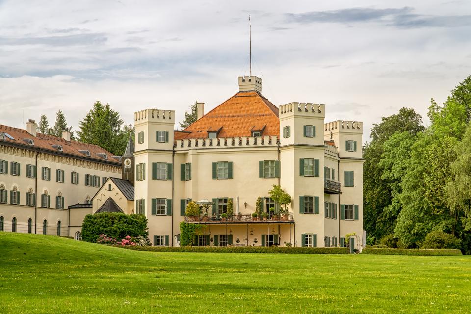 Im Schloss Possenhofen verbrachte Kaserin Elisabeth von Österreich ihre Jugend in den Sommermonaten.