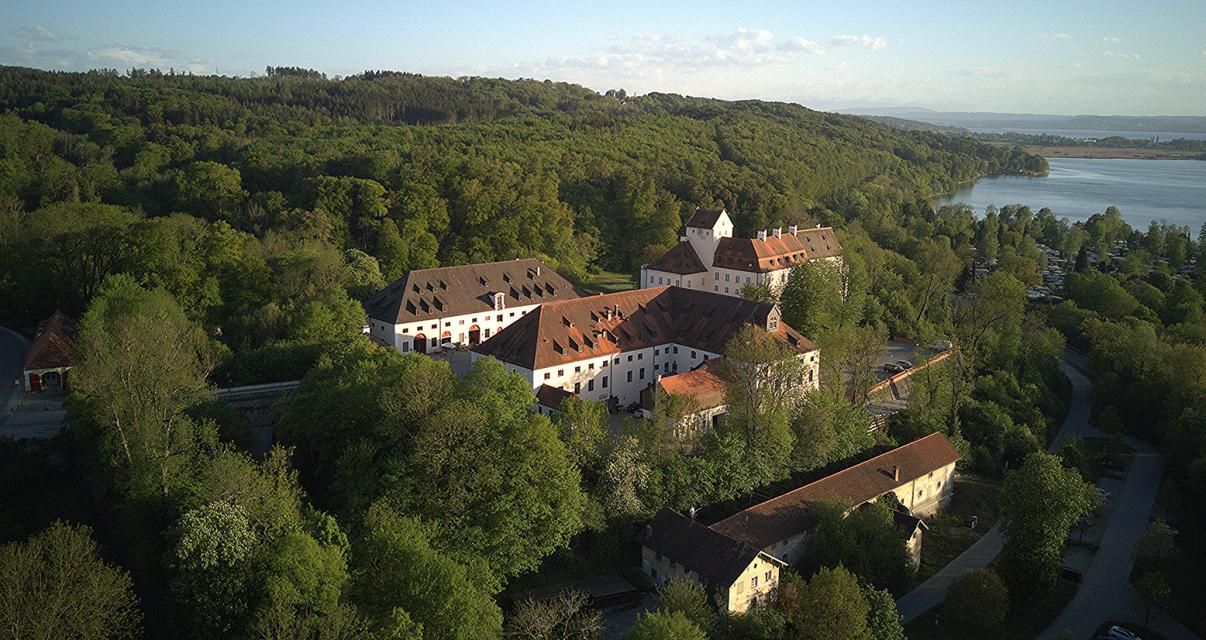 Das Schloss Seefeld liegt malerisch oberhalb des Pilsensees. 