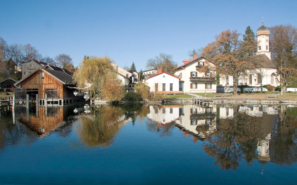 Das ehemalige Schulhaus des Ortes Tutzing direkt am Starnberger See zeigt 3000 Jahre Kulturgeschichte.