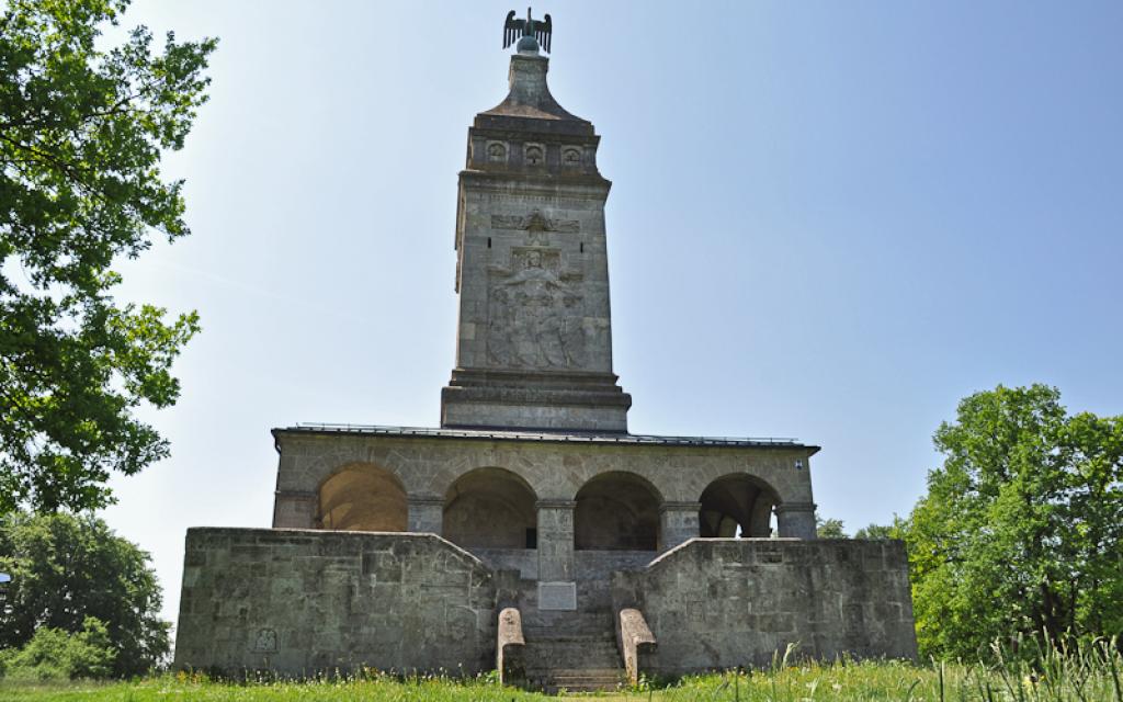 30 Meter hoher Turm, errichtet zum Gedenken an die nationale Einigung für Otto von Bismarck.