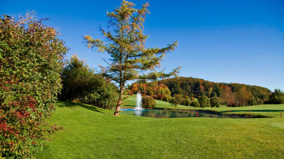 Die Golfanlage Gut Rieden, auf einem eiszeitlichen Moränenhügel gelegen, hat den Ruf sportlich anspruchsvoll, aber fair zu sein. Golfer aller Spielstärken können hier den Panoramablick über das Leutstettener Moos, den Starnberger See, sowie die oberbayerische Alpenkette genießen.