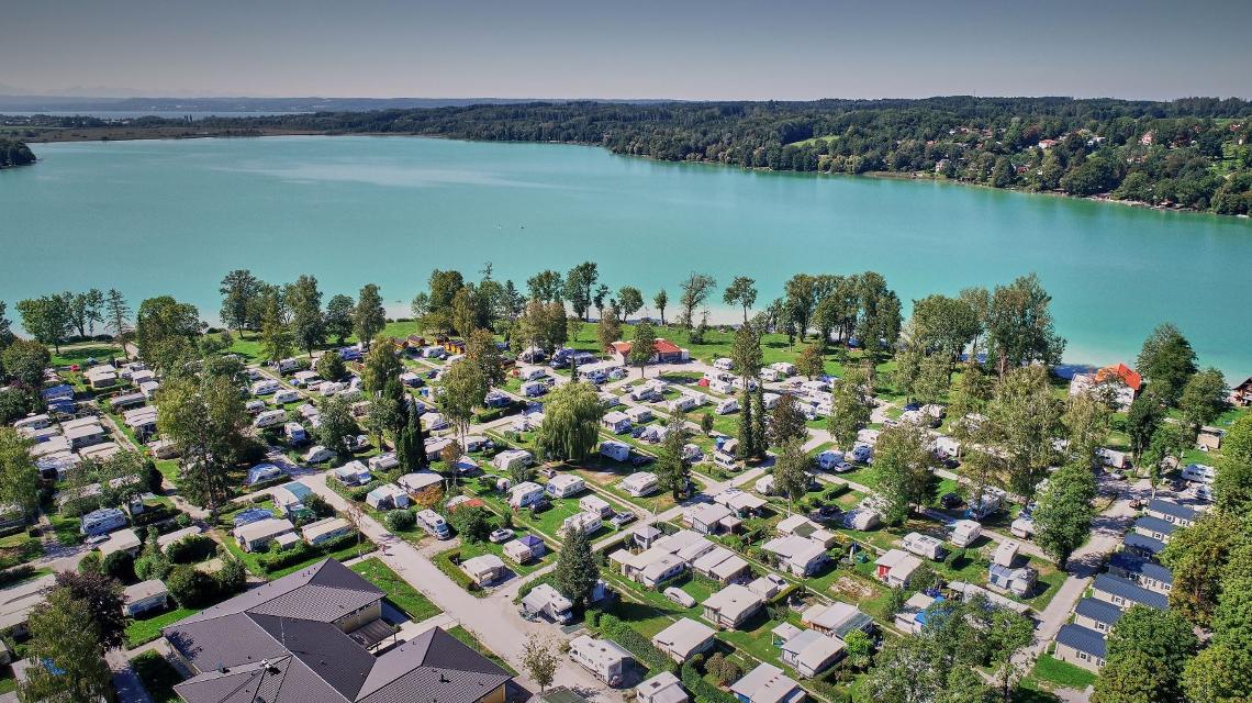 Camping am Ufer des Pilsensees mit eigenem Badestrand, zahlreichen Freitzeitaktivitäten und luxuriösen Mietunterkünften