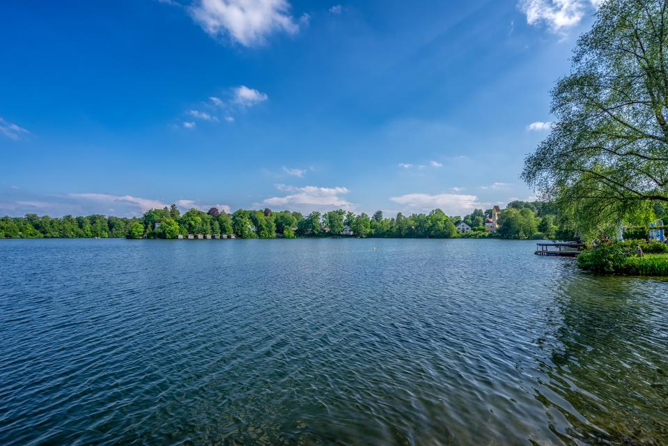 Der kleinste See der Region StarnbergAmmerse, der Weßlinger See liegt landschaftlich sehr reizvoll in der Gemeinde Weßling und bietet Badespaß für Groß und Klein.