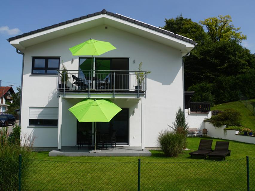 Das helle und moderne Haus bietet mit zwei Wohnungen optimal Platz für Sie und Ihre Golffreunde.