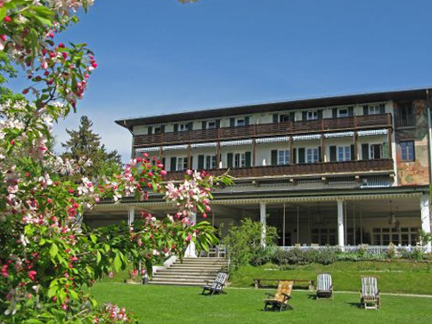 Golf spielen direkt am See: Das Golfhotel liegt zentral zwischen München und Garmisch-Partenkirchen in der herrlichen Voralpenlandschaft direkt neben dem Golfplatz Feldafing.