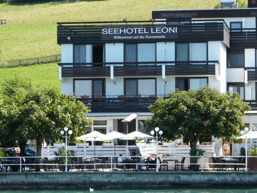 Willkommen auf der Sonnenseite! Das Seehotel Leoni liegt direkt am sonnigen Ostufer des Starnberger Sees. Hier, wo die Welt noch in Ordnung ist und Sie „a bisserl heile Welt“ umgibt, finden Sie unser Kleinod des guten Geschmacks. 