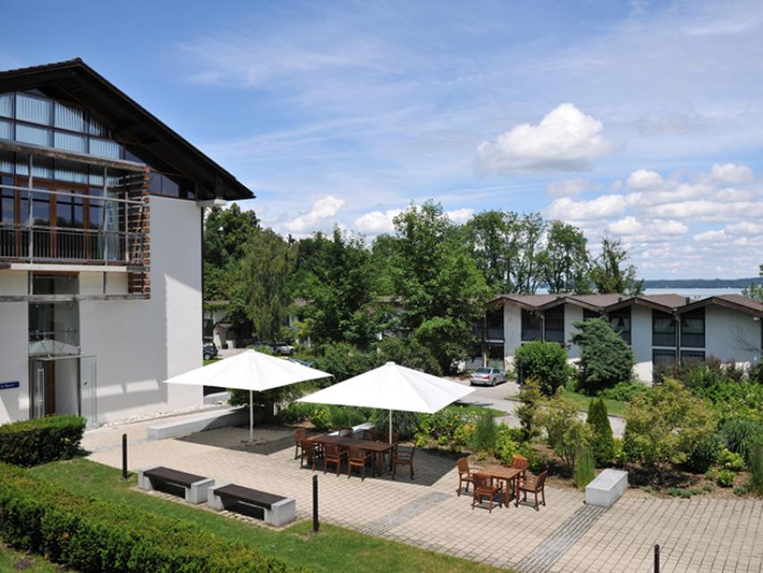 Unser Hotel befindet sich direkt am Westufer des Starnberger Sees. Hier finden Sie stilvolles Ambiente gepaart mit Komfort und Behaglichkeit. 