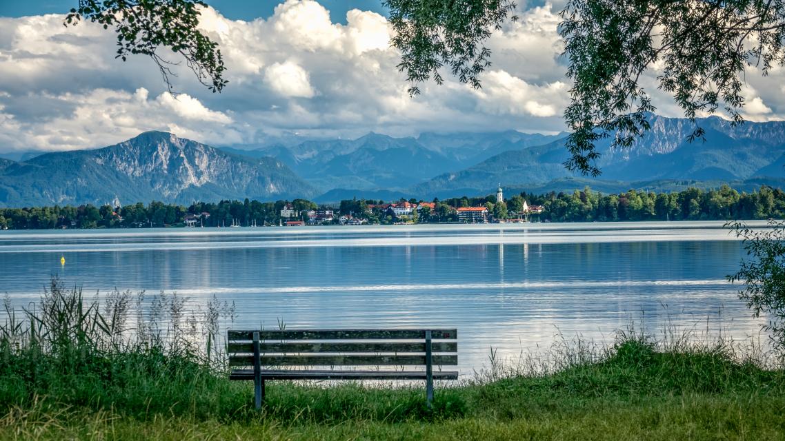 Manchmal sieht es so aus als würden sich die etwa 50 Kilometer entfernten Alpen direkt hinter dem Ort am südlichen Zipfel des Starnberger Sees emporheben.  