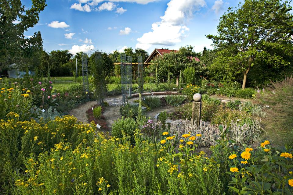 Der Kreislehrgarten in Floß ist ein liebevoll gestalteter Naturgarten direkt am Bocklradweg zum Genießen und Entspannen - ein Garten für alle Sinne. 30 Hochstämme verschiedener Obstsorten bilden dabei einen wichtigen Bestandteil. 
