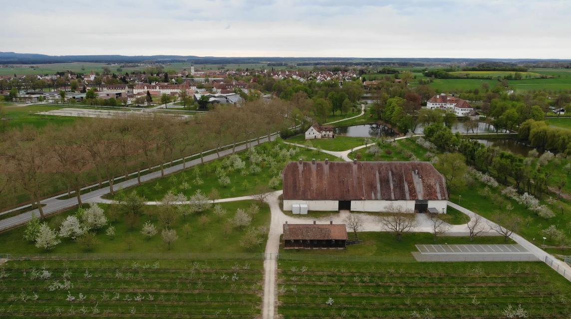 Die Triesdorfer Streuobstanlagen umfassen rund 15 ha. Sie sind durch die Anfänge der Sortenerhaltung entstanden und werden extensiv bewirtschaftet. Insgesamt gibt es in Triesdorf 1.700 verschiedene Sorten. Groß ist die Vielfalt der verschiedenen Anlagen.
