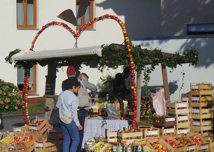 30. Hundinger Jubiläums-Apfelmarkt mit vielen regionalen Erzeugnissen.