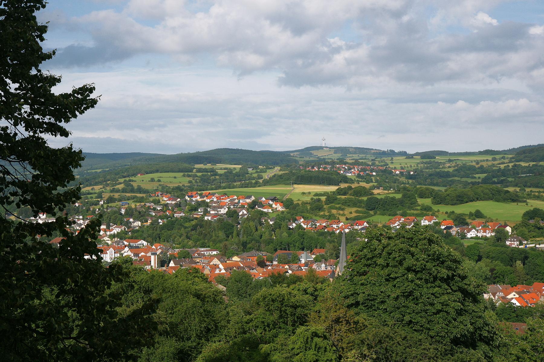 Die Kleinstadt Schotten im Zentrum des grünen Vulkan Vogelsberges ist süd-westlich des Hoherodskopfes gelegen.