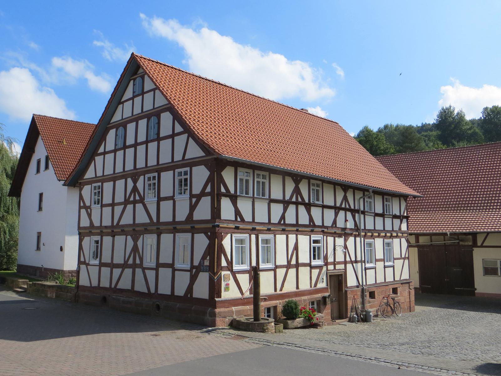 Das Dorfmuseum Buisch ahl Huss in Schlitz lernt man die Geschichte und Kultur des Dorfes kennen. Es ist ein kleines, charmantes Museum und befindet sich in einem historischen Fachwerkhaus. Das Museum bietet eine Vielzahl von alten Ausstellungss...