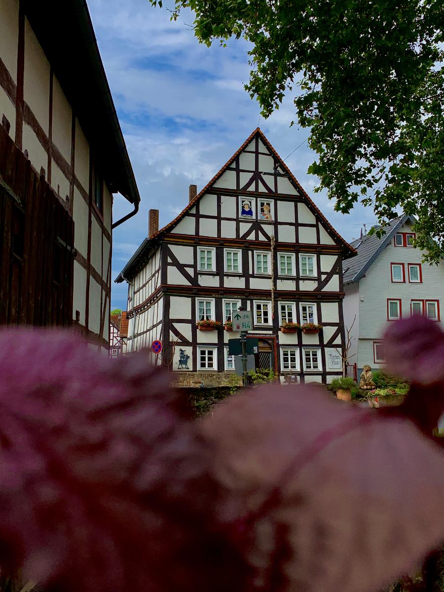 In der mittelalterlichen Fachwerkstadt Alsfeld erwachen die Figuren der Brüder Grimm zum Leben.